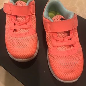 Girl Coral Nike Free RN